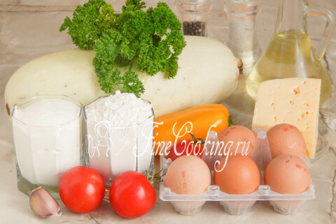 Продукты для кабачкового торта с помидорами: кабачок, яйца, мука, сметана, помидоры, сыр, перец и зелень
