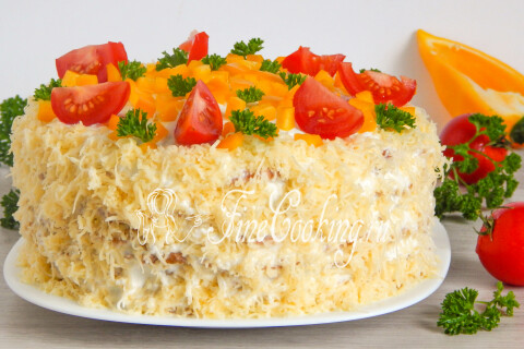 Кабачковый торт с помидорами на блюде, нарезанный порционными кусочками