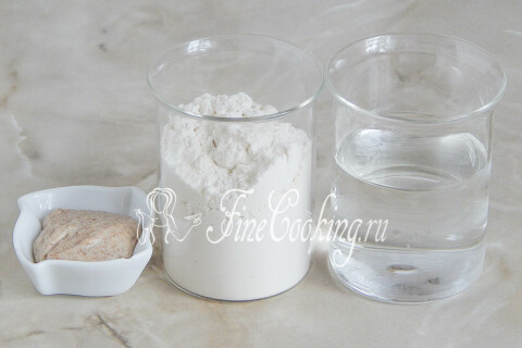 Продукты для пшеничной закваски: ржаной стартер, пшеничная мука и вода