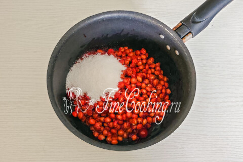 Вишнёвые косточки с остатками мякоти и сахаром в кастрюльке.
