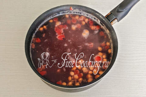 Компот с вишнёвым соком, доведённый до кипения в кастрюле.