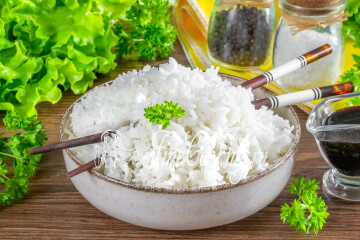 Как приготовить (сварить) рассыпчатый рис в кастрюле на плите на гарнир