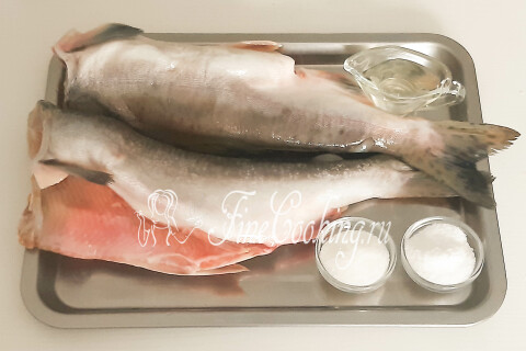 Продукты для засолки горбуши: рыба, поваренная соль, сахар и растительное масло.