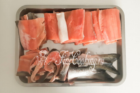 Куски филе горбуши на коже, отделённые от рёберных косточек.