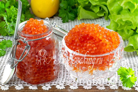 Баночка с солёной икрой горбуши, приготовленной в домашних условиях.