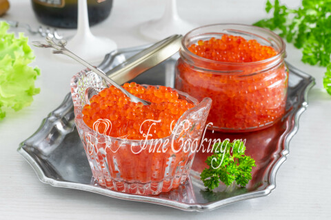 Баночки с домашней солёной красной икрой, готовой к хранению.