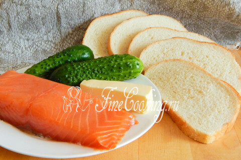 Продукты для канапе: белый хлеб, сливочное масло, солёная сёмга и свежий огурец