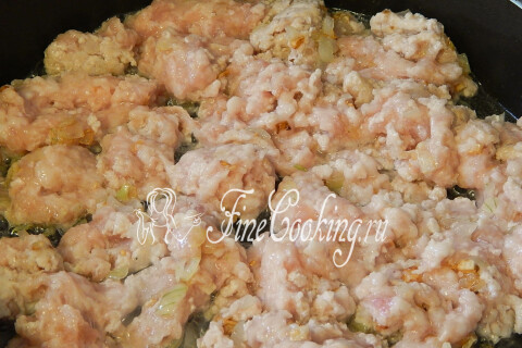 Мясной фарш, тушащийся в сковороде с луком и чесноком