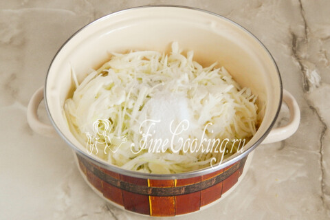 Капуста с солью и сахарным песком, слегка примятая рукой