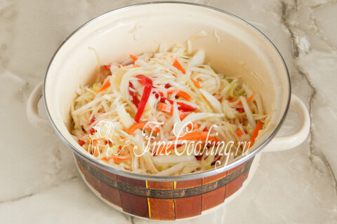 Капуста в маринаде после перемешивания, готовая на пробу вкуса