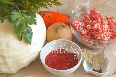 Продукты для тушёной капусты с фаршем: капуста, свиной фарш, лук, морковь, томатный соус