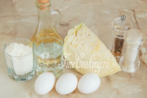 Продукты для капустных блинов: капуста, куриные яйца, пшеничная мука, соль, перец и растительное масло