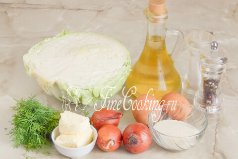 Продукты для капустных котлет: белокочанная капуста, лук, яйца, манная крупа, сливочное и растительное масло, зелень укропа.