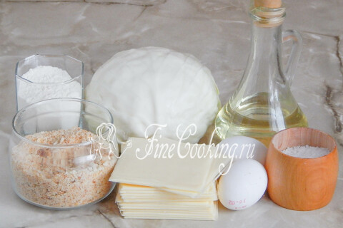 Продукты для капустных шницелей с сыром: капуста, плавленый сыр, яйца, сухари и мука