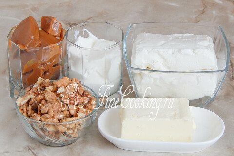Продукты для карамельной пасхи: творог, сметана, сливочное масло, сгущёнка и орехи.