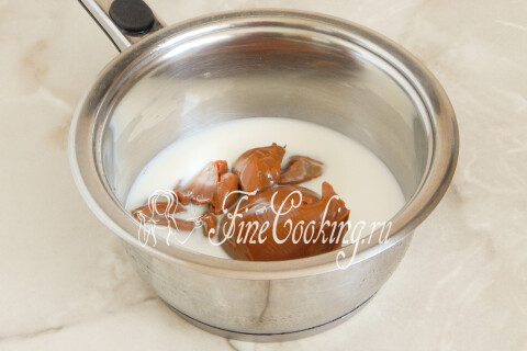 Варёная сгущёнка с молоком и сливками в кастрюльке.