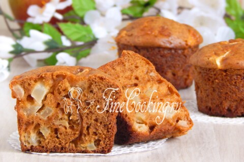 Карамельные кексы с яблоками на тарелке рядом с чашкой
