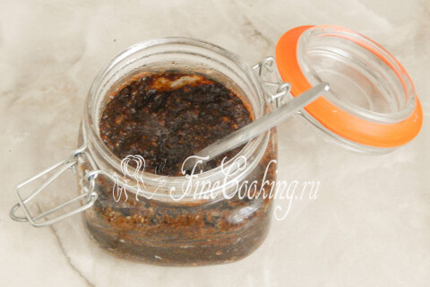 Заварка для хлеба, тщательно размешанная вилкой до однородности.
