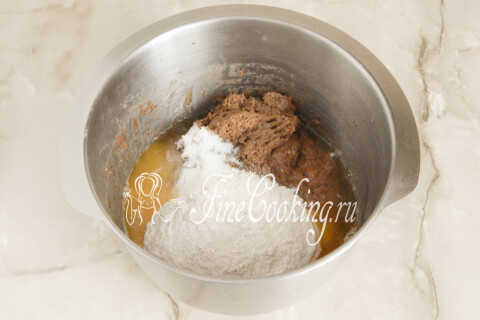 Опара с добавленными мукой, сахаром, солью, патокой и водой в миске.
