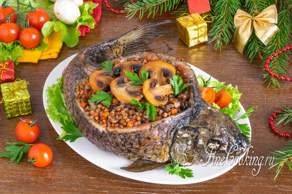 Карп, запеченный с гречкой и грибами в духовке целиком — готовое блюдо