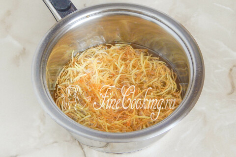 Кипящее масло в сотейнике с жарящейся картофельной соломкой