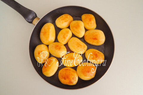 Картофельные клубни, обжариваемые в сковороде до румяной корочки