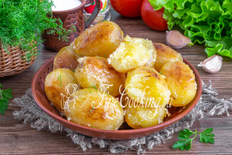 Готовый картофель в молоке, политый маслом из формы
