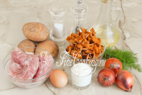 Продукты для картофельной бабки: картофель, свинина, лесные грибы, лук, сметана, яйцо и укроп