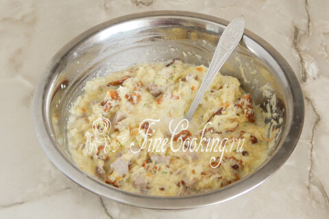 Перемешанная картофельная масса с мясом и грибами в миске
