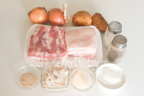 Продукты для картофельной колбасы: картофель, свиная грудинка, лук, черева, смалец, чеснок и сметана.