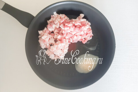 Измельчённая свиная грудинка на сковороде со смальцем.