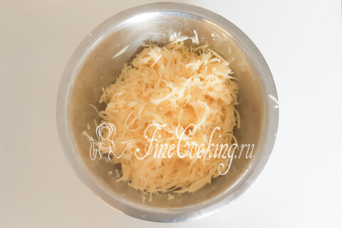Картофель с луком, измельчённые на тёрке в кухонном комбайне.