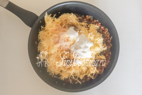 Тёртый картофель со сметаной, чесноком, солью и перцем поверх остывшей грудинки.