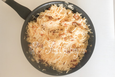 Перемешанная картофельная масса с равномерно распределёнными кусочками грудинки.