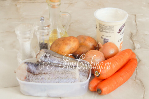 Продукты для картофельной запеканки с рыбой: картофель, минтай, морковь, лук и сметана