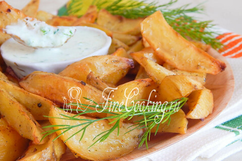 Запечённые картофельные дольки с соусом — сытная горячая закуска