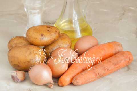 Продукты для драников: картофель, морковь, лук, чеснок, яйца и масло