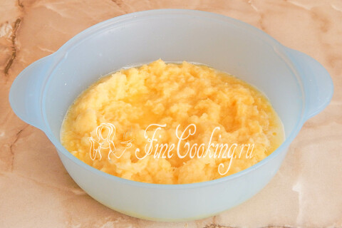 Картофель и кабачок, натёртые на мелкой тёрке, в миске
