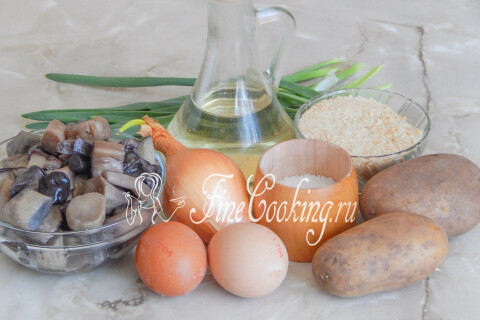 Продукты для картофельных пирожков с грибами: картофель, варёные грибы, лук и яйца