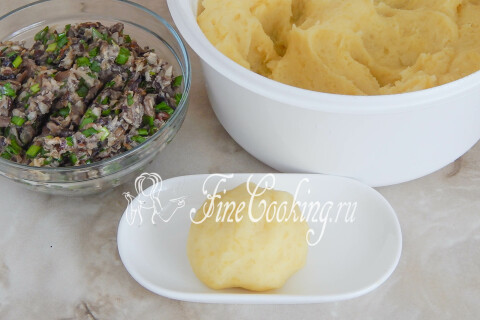 Шарик из картофельной массы в ладонях перед формовкой