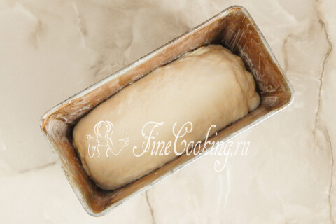 Заготовка из теста швом вниз в форме, смазанной растительным маслом
