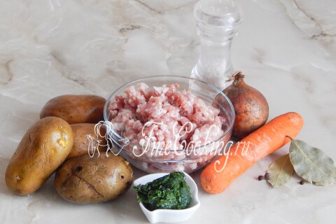 Продукты для картофельного супа с фрикадельками: свиной фарш, овощи и специи