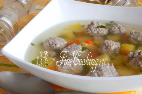 Порция картофельного супа с фрикадельками и зеленью
