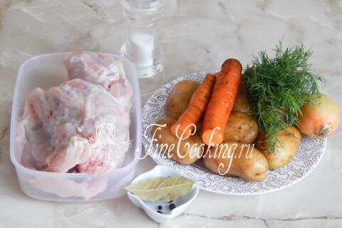 Продукты для картофельного супа с курицей: суповой набор, овощи, укроп и специи