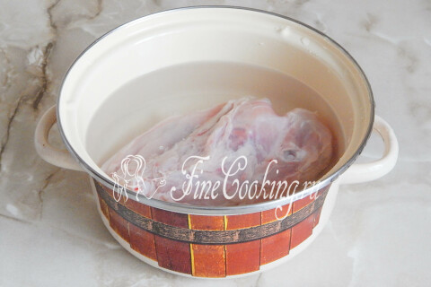 Куриный суповой набор, залитый водой в кастрюле для варки бульона