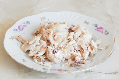 Куриное мясо без костей, разобранное на волокна для супа