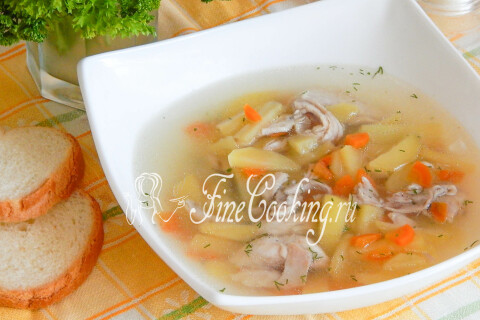 Домашний картофельный суп с курицей и зеленью в тарелке