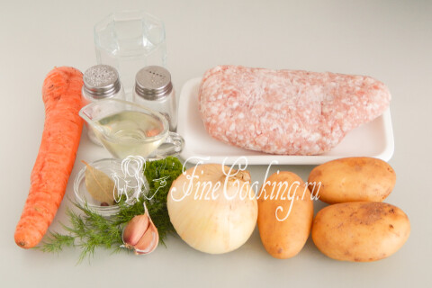 Продукты для картошки с фаршем: картофель, фарш, вода, лук, морковь, зелень, чеснок, масло, соль, лавровый лист и перец.