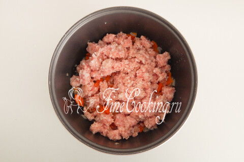 Мясной фарш с овощами в чаше мультиварки, обжариваемый без крышки.