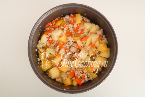 Чаша мультиварки с готовым блюдом на кухонном столе.